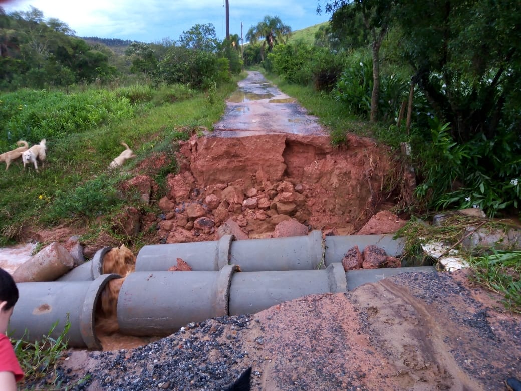 Chuva faz estragos e interdita estradas na zona rural entre Roseira e Aparecida