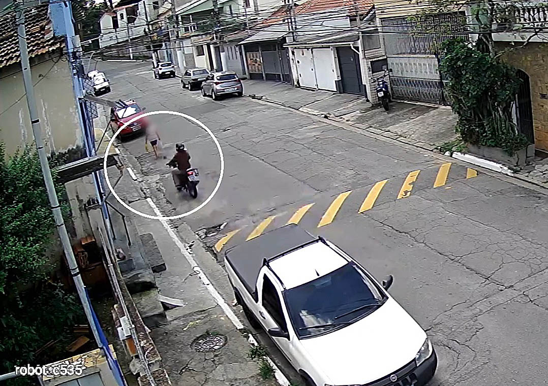 Vídeo: idosa desmaia após ser assaltada na zona norte de SP