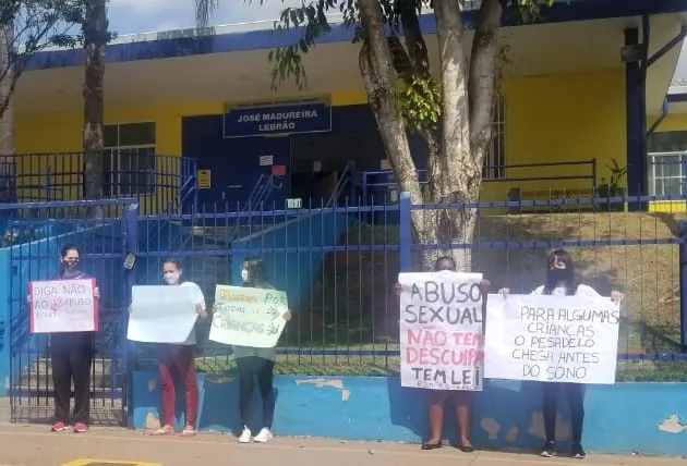 Mães de alunos protestam contra abuso sexual dentro de escolas em São José dos Campos