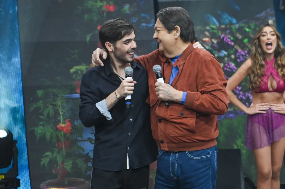 João Guilherme e Faustão durante programa na Band TV