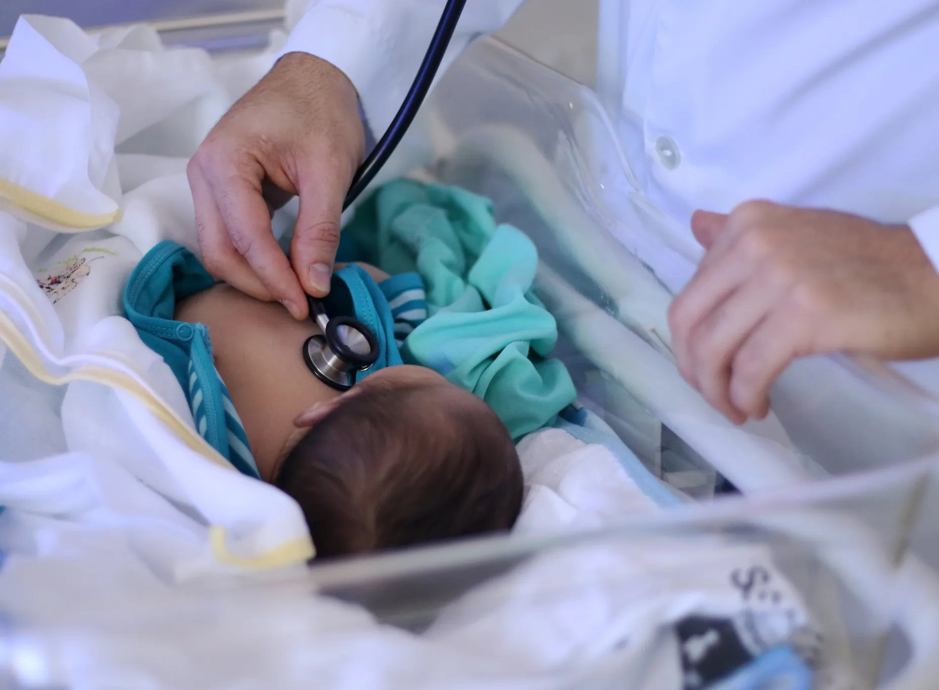 Bebê recém-nascido atendido por médico