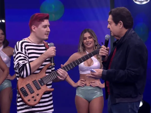 Banda cover dos Mamonas Assassinas se apresenta no palco do Faustão Na Band