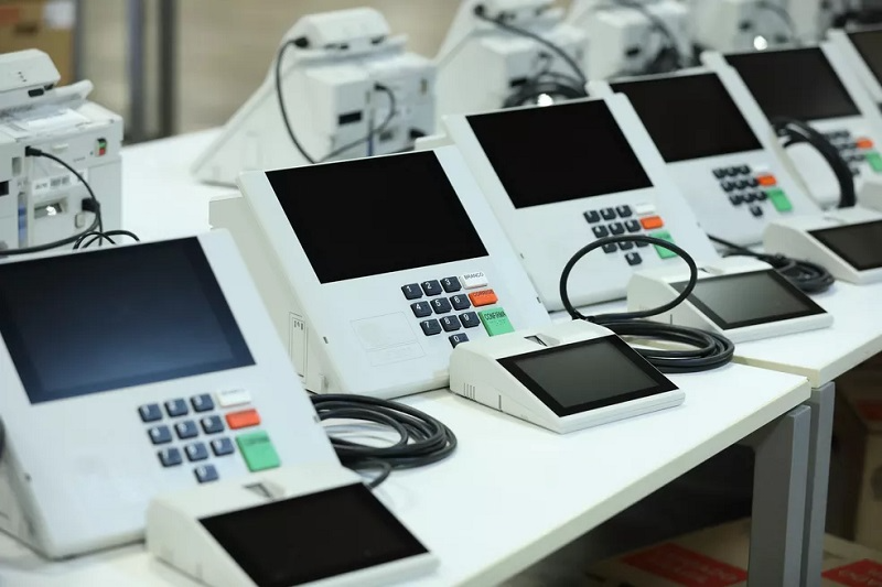 Eleitor do Maranhão vota em eleição simulada para testar nova urna eletrônica