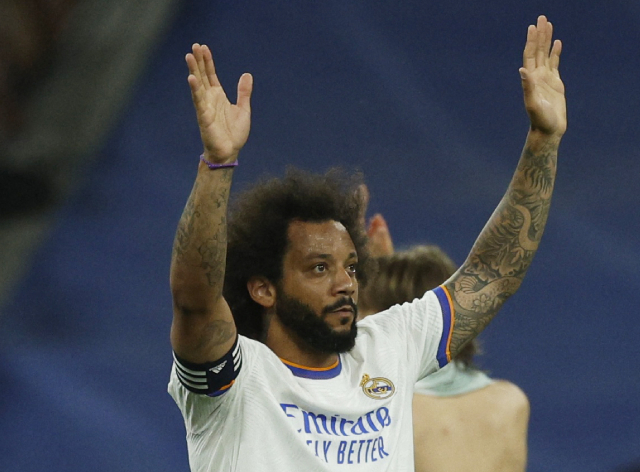 Torcedores do Real Madrid aplaudem Marcelo de pé após último jogo do atleta