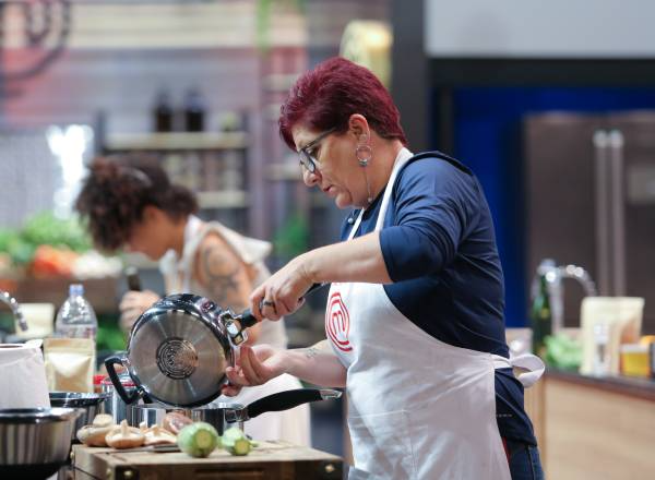 Paraskevi durante prova de eliminação no oitavo episódio do MasterChef Melissa Haidar/Band