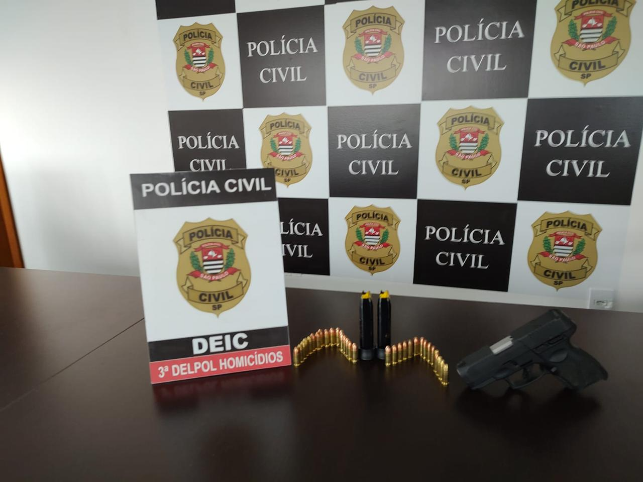 Pistola e munições foram encontradas na casa do suspeito Divulgação