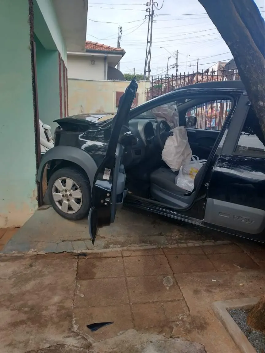 Um dos carros derrubou o portão da casa