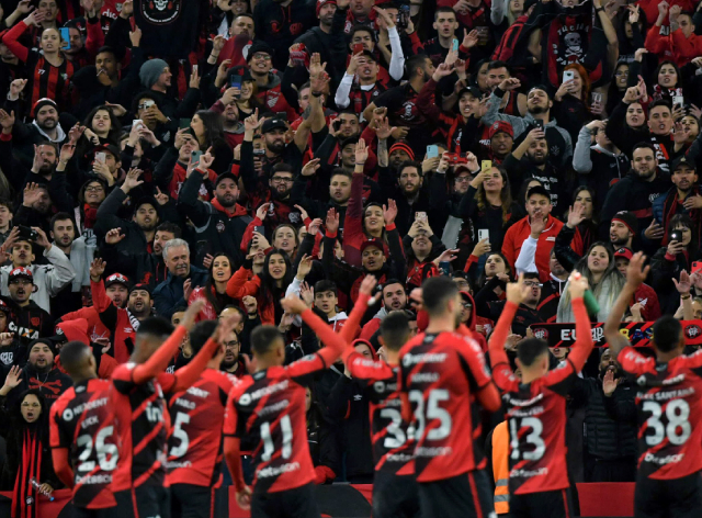 Libertadores: preparador físico do Athletico-PR diz sofrer agressão de bandeira Reprodução/Athletico-PR