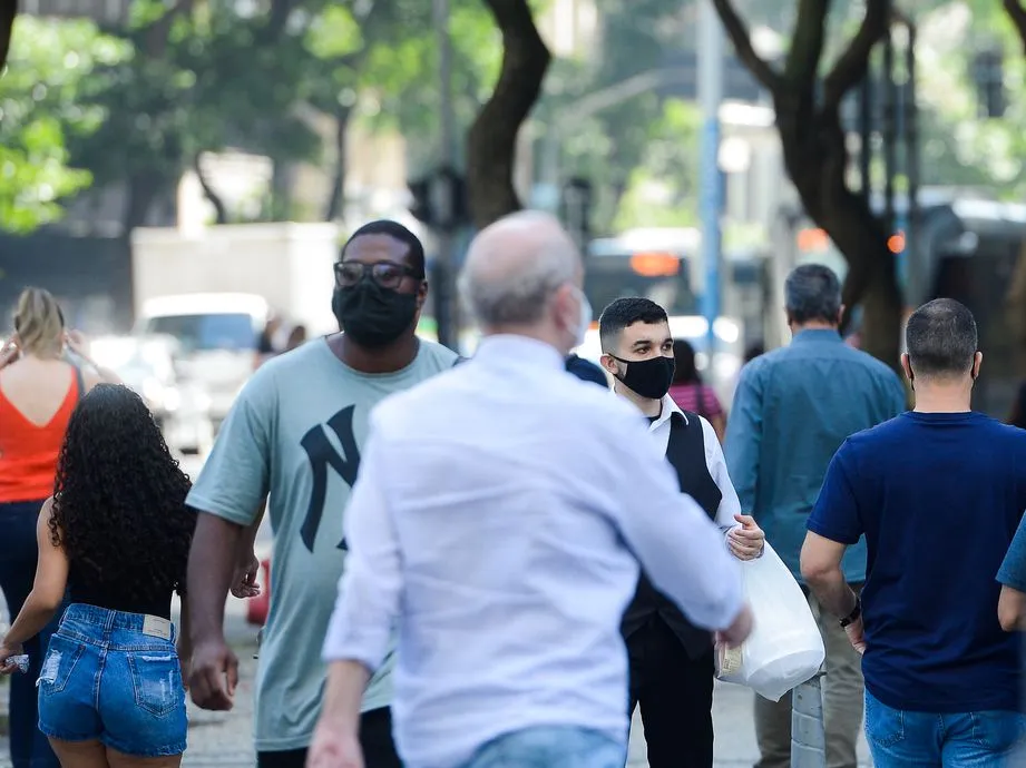 O uso de máscara de proteção facial e o distanciamento social em eventos-teste realizados no Rio de Janeiro não vão ser mais obrigatórios.