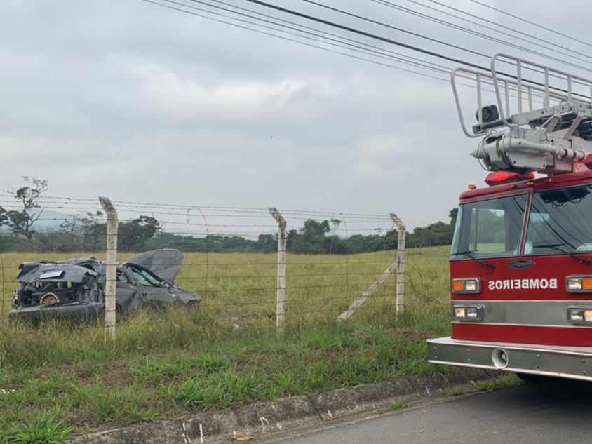 Motorista de 21 anos foi socorrido pelo Águia ao Hospital Regional de Taubaté Divulgação/Bombeiros