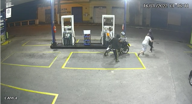 VÍDEO: Policial é baleado após assalto em posto de gasolina, em Guaratinguetá