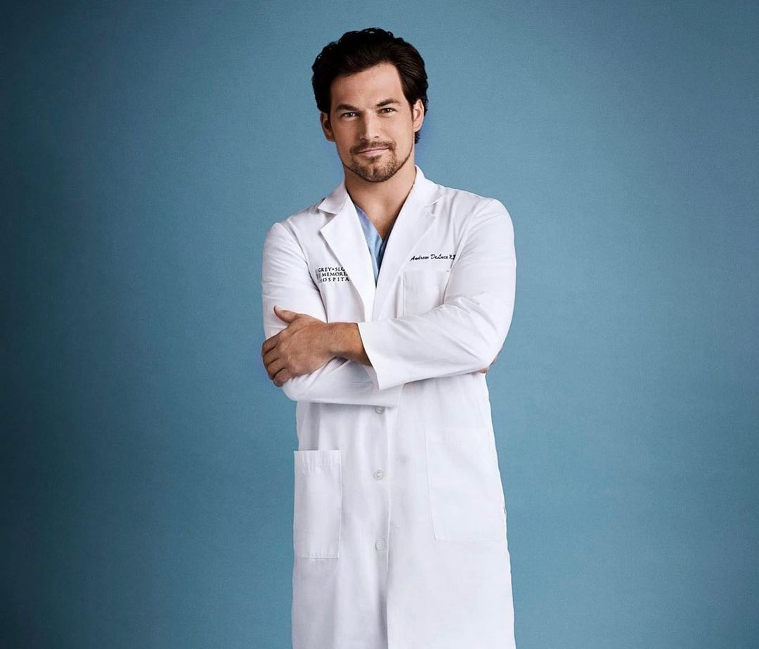 Giacomo Gianniotti como DeLuca em Grey's Anatomy Reprodução Instagram @giacomo_gianniotti Verificado