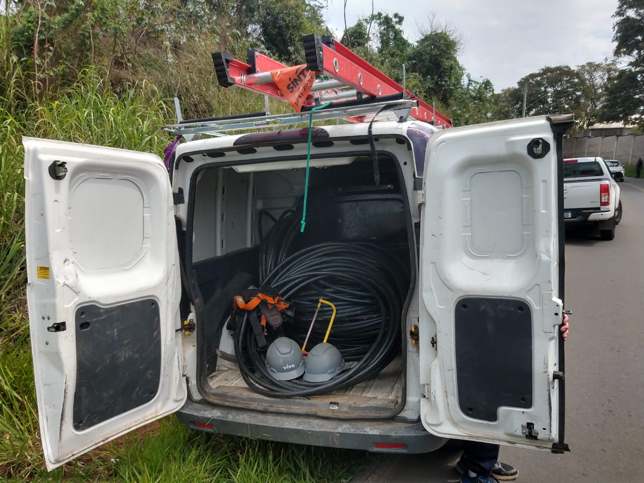 Carro encontrado com os cabos furtados  Divulgação/Polícia Civil