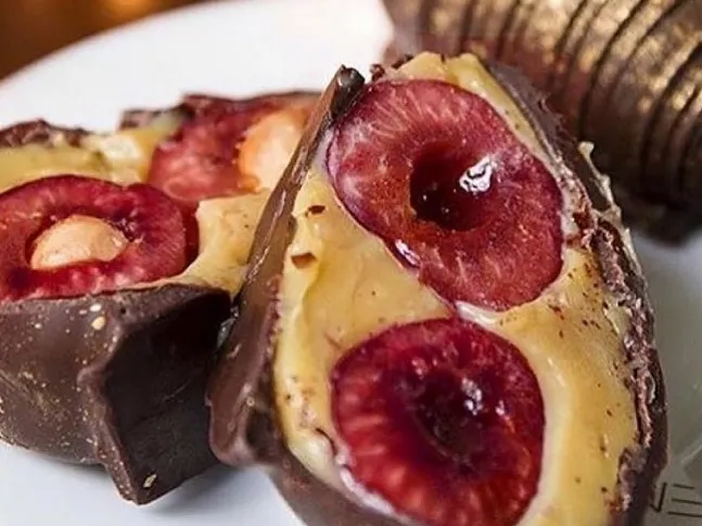 Bombom de cereja leva brigadeiro branco e cobertura de chocolate: saiba fazer