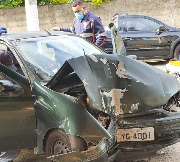 Carro bate em portão de casa no Quiririm, em Taubaté Arquivo pessoal