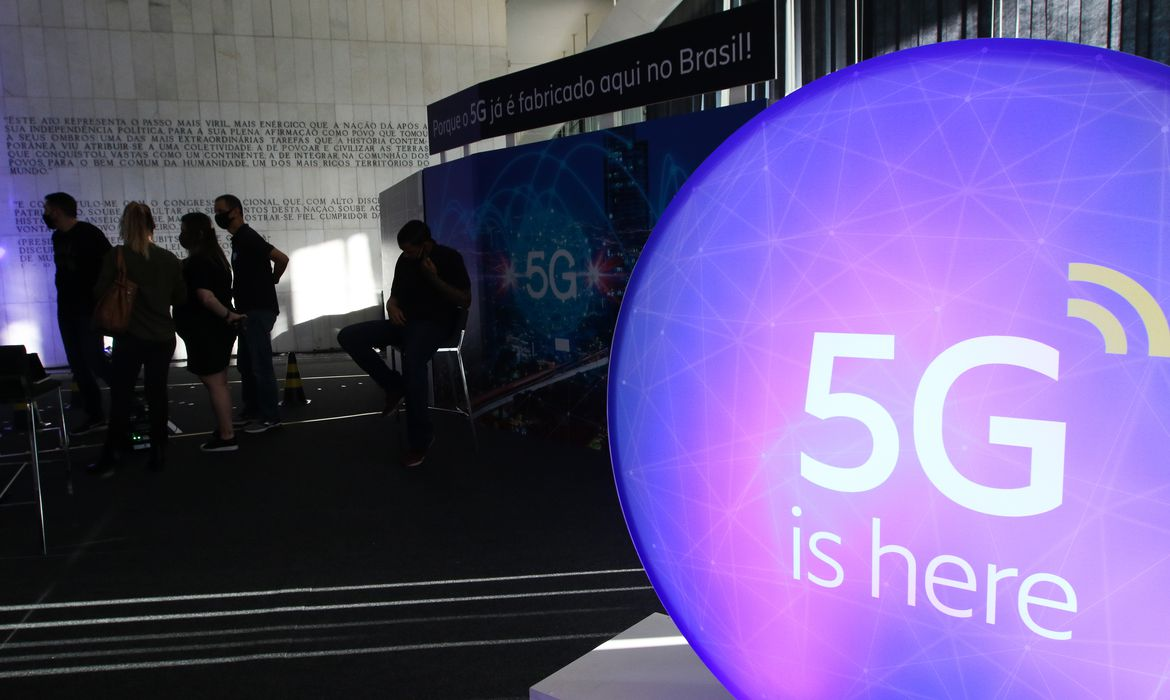 Empresas vencedoras do leilão do 5G têm até julho para cumprir metas