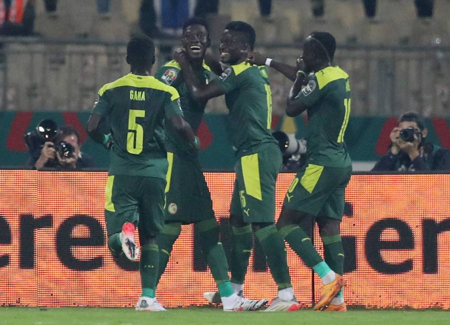 Jogadores de Senegal comemoram gol de Sarr, o terceiro contra a Guiné Equatorial Mohamed Abd El Ghany/Reuters
