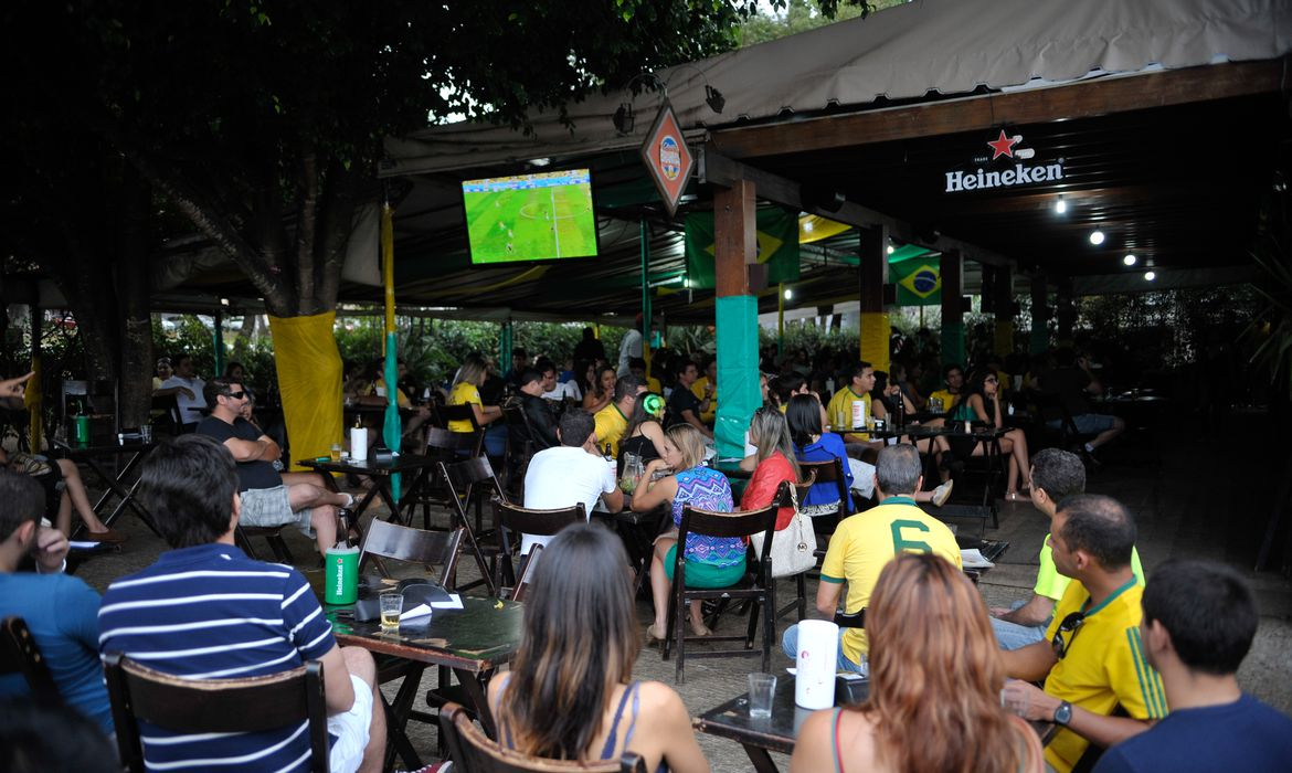 Brasileiros se sentem mais seguros para frequentar locais públicos  Foto: Fabio Pozzebom/Agência Brasil