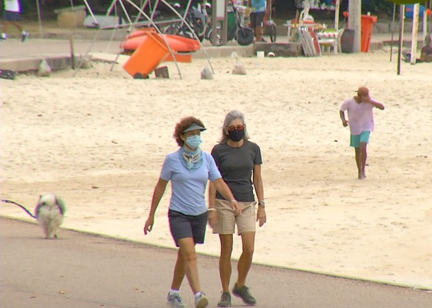 Cariocas usando máscara em caminhada na orla Foto: Reprodução TV Bandeirantes