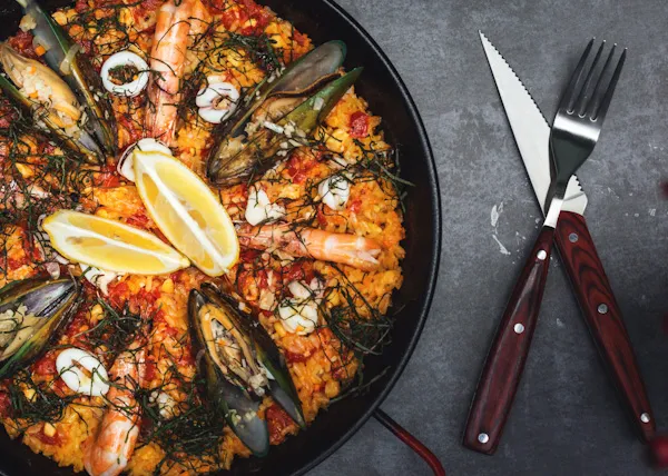 Conheça a paella, prato típico da Espanha