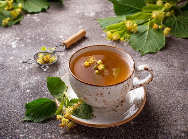 Aprenda a fazer chá de tília e outras bebidas calmantes