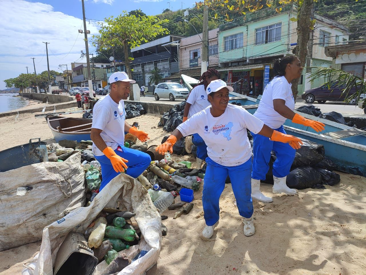 Pescadores fazem mutirões de limpeza em Magé Divulgação