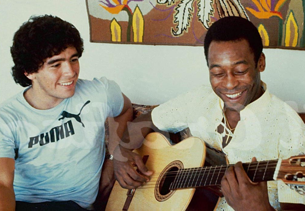 Maradona e Pelé no primeiro encontro entre os dois craques Reprodução/Instagram Maradona