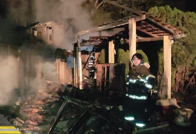 Incêndio destrói pousada em Santo Antônio do Pinhal Divulgação/Corpo de Bombeiros