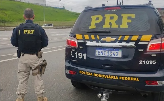 Homem fica ferido após carro ficar preso entre dois caminhões, em Guaratinguetá Divulgação/PRF