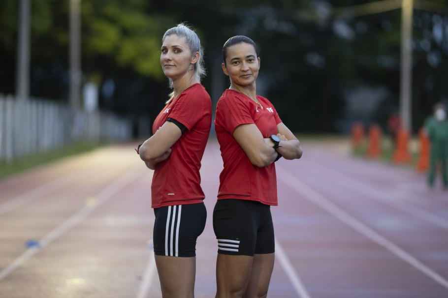 A árbitra Edina Alves (à direita) e a assistente Neuza Back Lucas Figueiredo/CBF/Divulgação