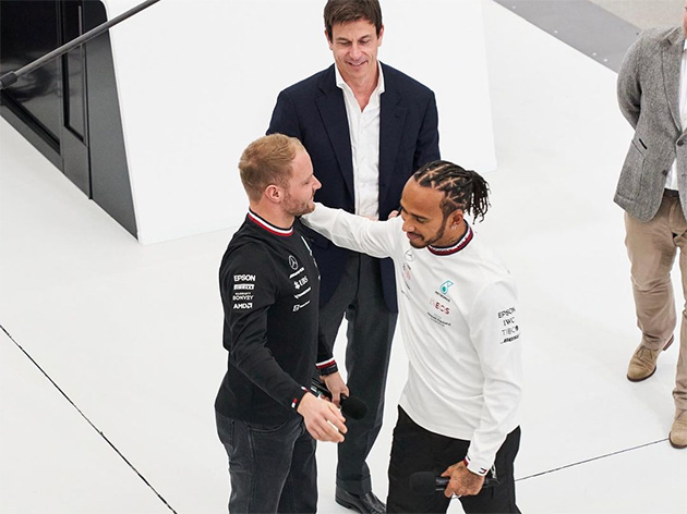 F1: Bottas presenteia Hamilton com capacete em despedida da Mercedes