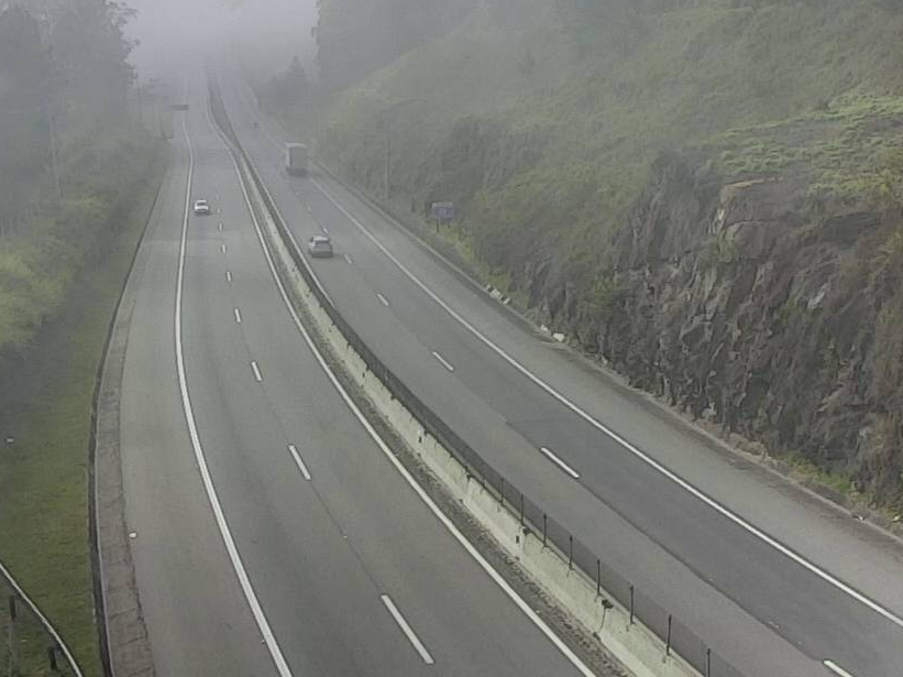 KM 51 da Tamoios com neblina forte na manhã desta segunda (15) Divulgação/Tamoios 