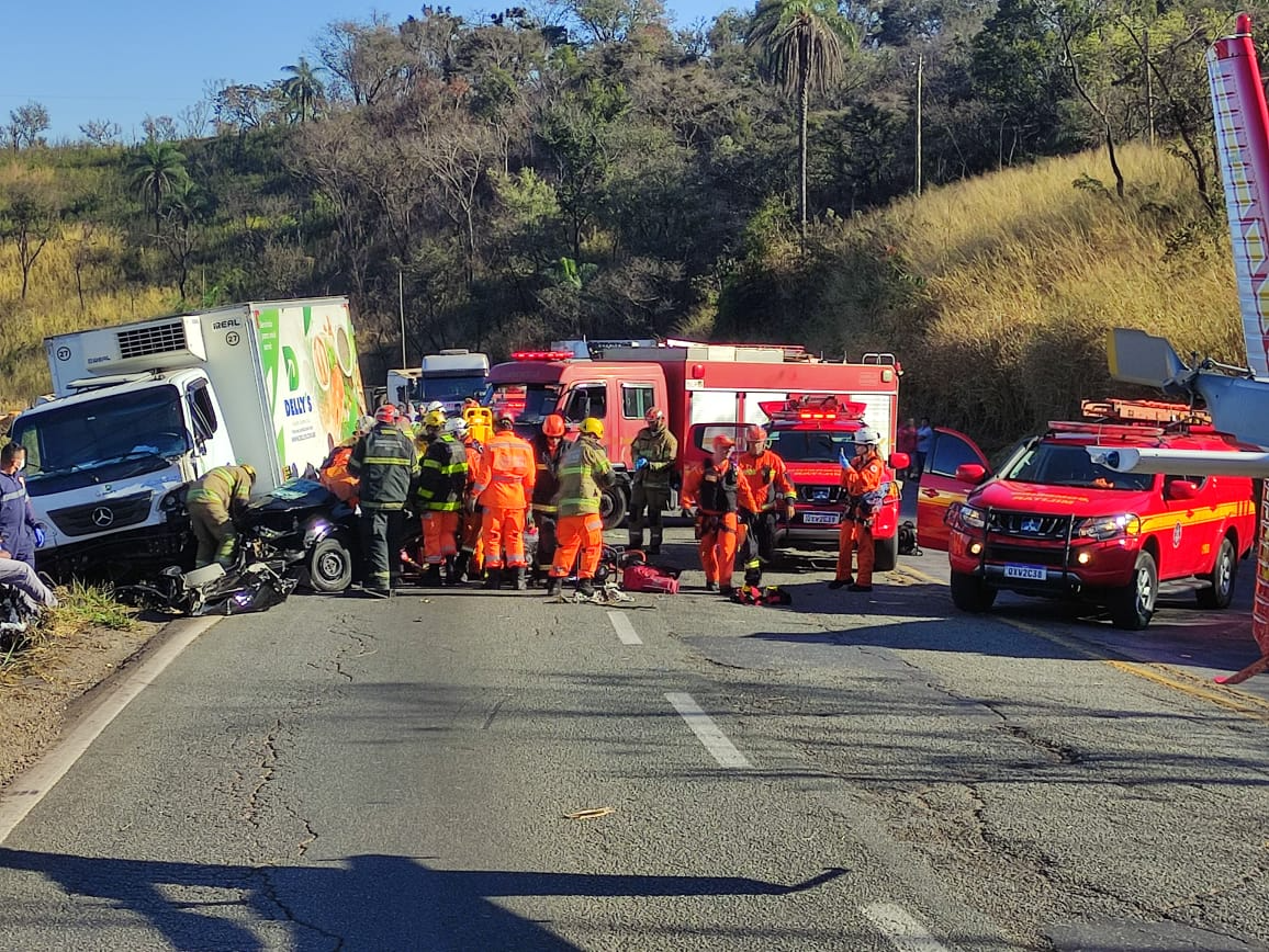 Acidente aconteceu na manhã desta segunda Reprodução / CBMMG