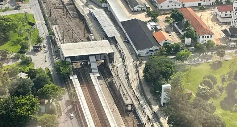 Longas Filas São Formadas No Embarque Da Estação Vila Militar Do Brt