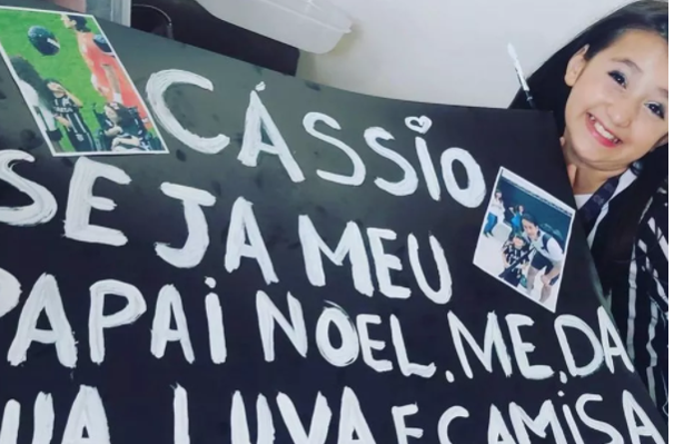 Policial rasga cartaz de criança fã de Cássio e deixa Neto indignado
