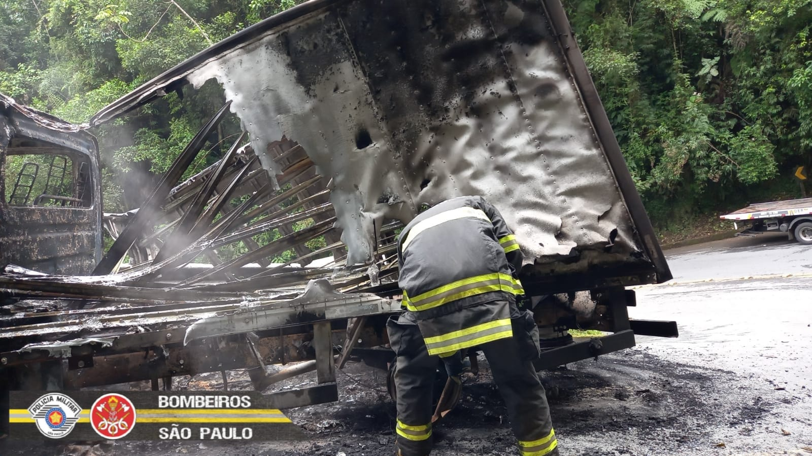 Trânsito em trecho de serra na Oswaldo Cruz é liberado após incêndio em caminhão Divulgação/ Corpo de Bombeiros