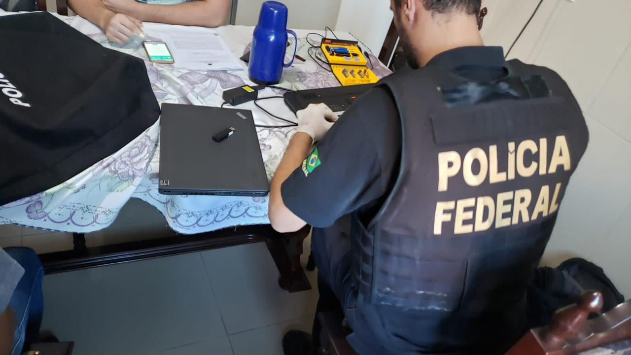 Equipe cumprindo mandado na casa de um dos investigados Divulgação/PF