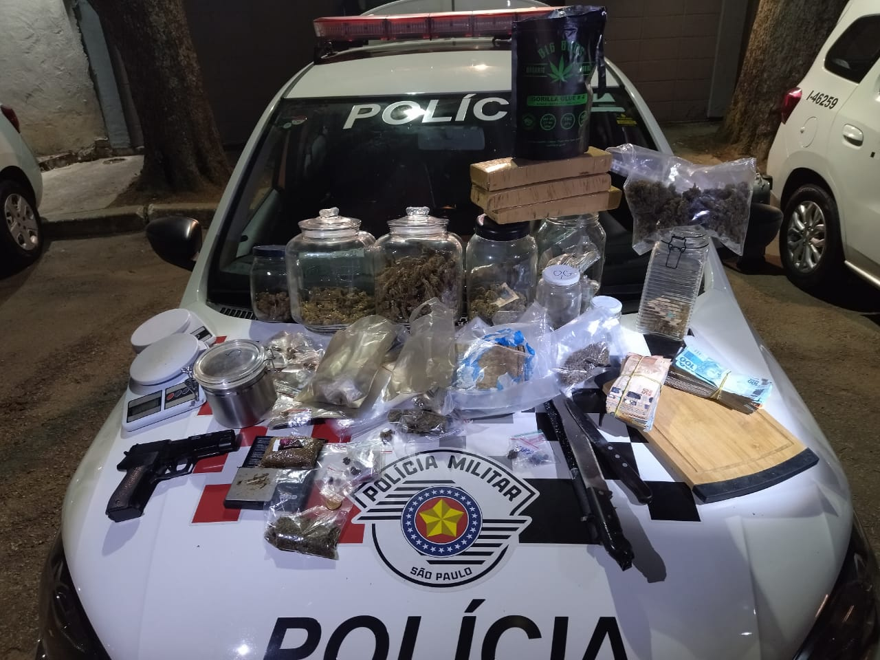 Homem foi preso no Jardim América, e drogas foram encontradas no apartamento dele Divulgação/Polícia Militar