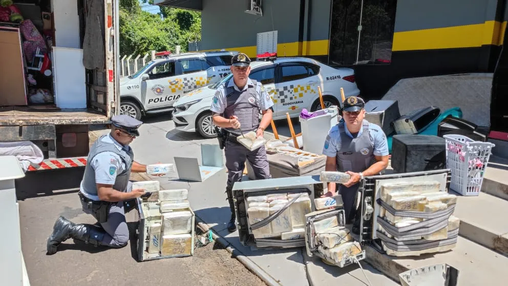 A droga foi localizada no interior do veículo