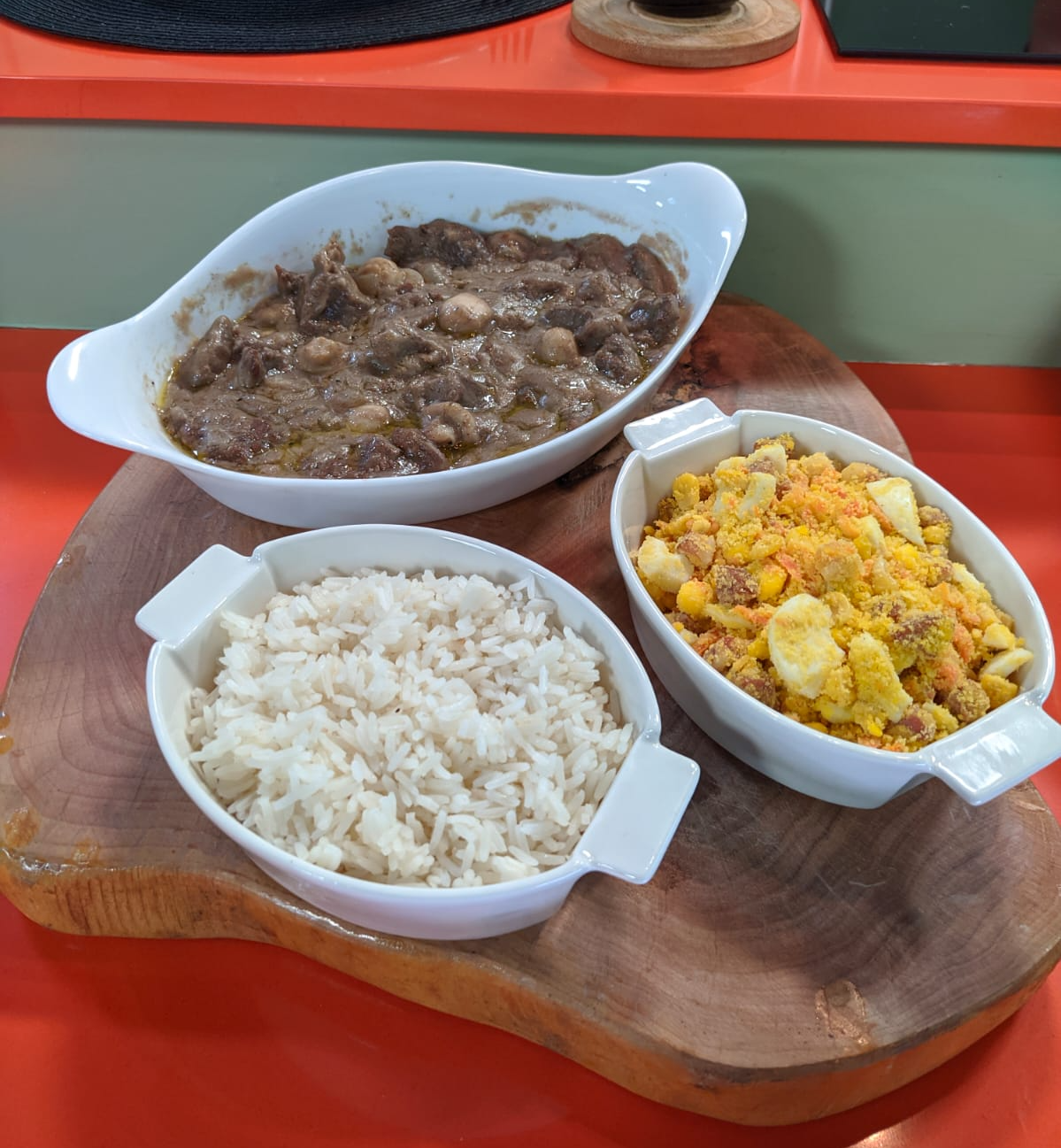 Picadinho ao molho madeira com arroz e farofa  André France