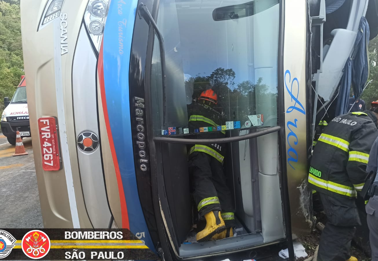 Quatro vítimas de acidente na Oswaldo Cruz seguem internadas no Vale do Paraíba Divulgação/Corpo de Bombeiros