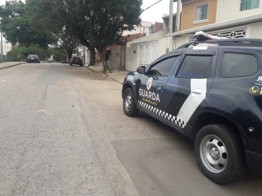 Portas e janelas da casa foram destruídas pelo filho do casal Divulgação/GCM