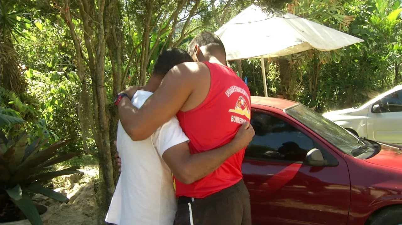 Náufrago reencontra bombeiro que o resgatou após 5 dias ilhado no RJ; veja vídeo
