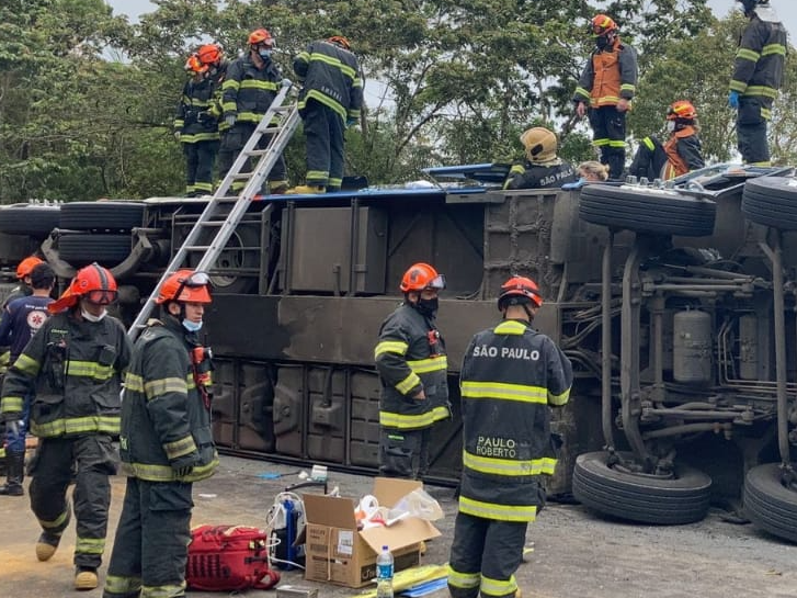 Veículo levava 67 pessoas à Paraty quando tombou na região de serra Foto: Corpo de Bombeiros