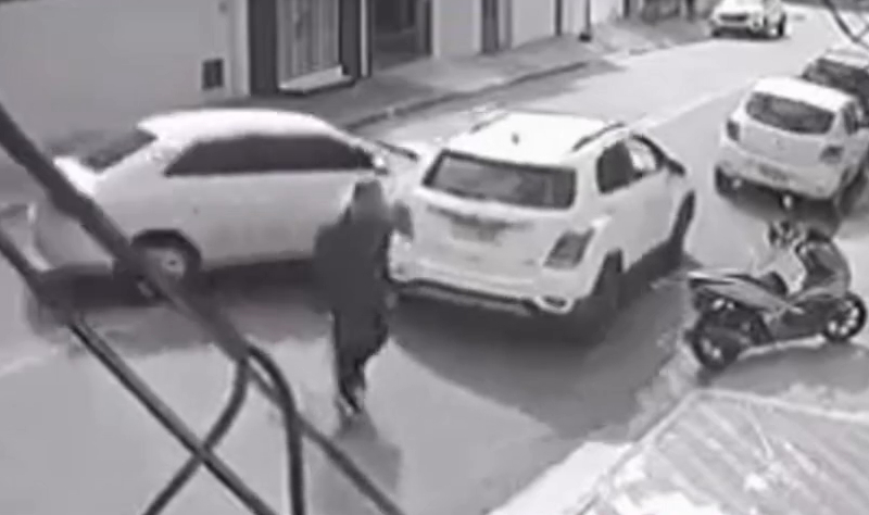 Vítima de tentativa de roubo joga carro contra suspeito para deter novo assalto