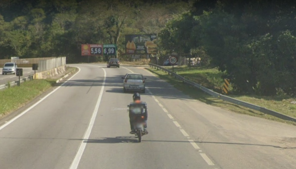 Estrangeiros que vendiam produtos furtados de farmácias são presos na BR-101 Reprodução/Google Street View