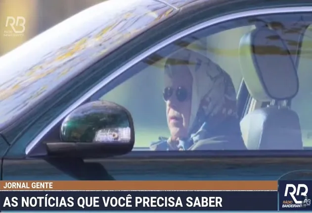 Rainha Elizabeth II é vista dirigindo em Windsor após médicos recomendarem repouso absoluto