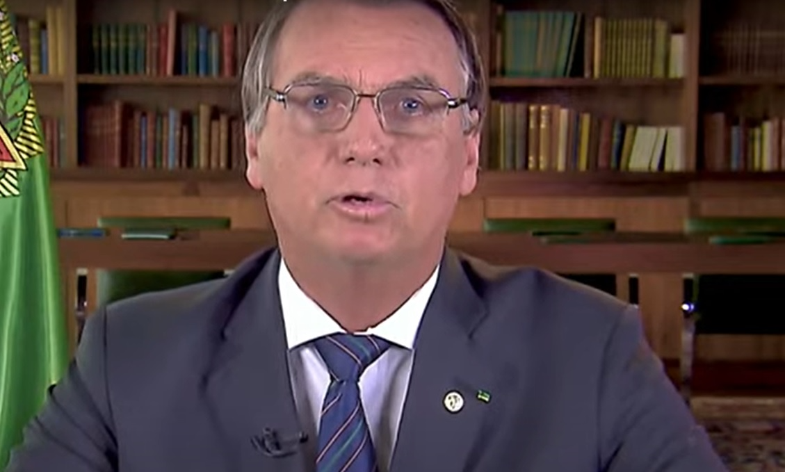 Em rede nacional, Bolsonaro contraria Anvisa sobre vacinas