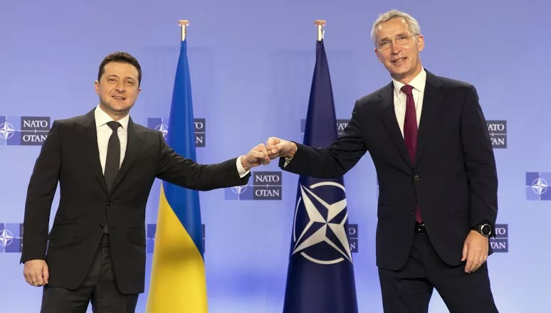 Volodymyr Zelensky cumprimenta o secretário-geral da Otan, Jens Stoltenberg Reprodução / nato.int