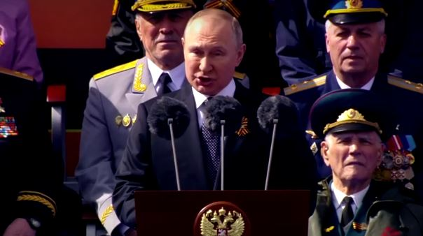 Putin culpa Otan por invasão da Ucrânia durante desfile pelo Dia da Vitória